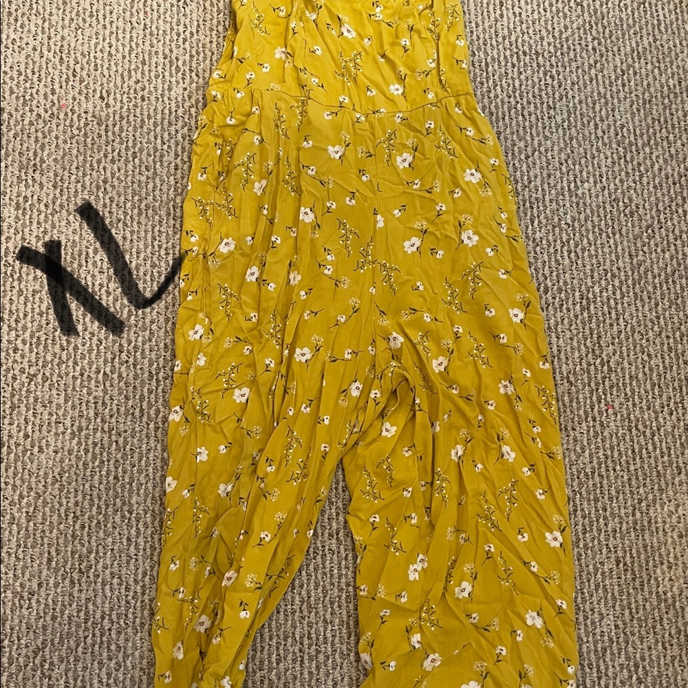 Old navy floral romper never worn  size XL